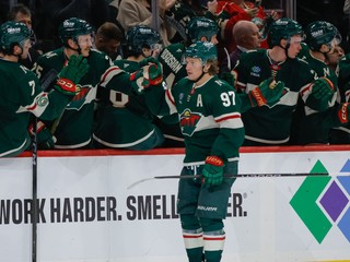 Útočník Minnesoty Wild Kirill Kaprizov sa teší z gólu. 