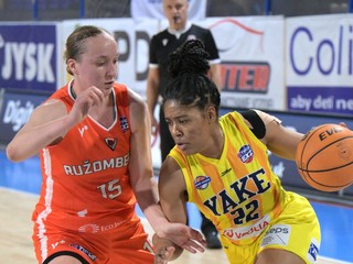 Sprava Rand Brown (Young Angels Košice) a Mária Štefančová (MBK Ružomberok) v dohrávke 6. kola Tipos Extraligy v basketbale žien Young Angels Košice - MBK Ružomberok.