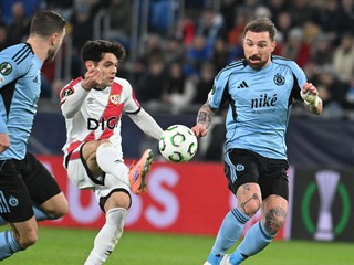 Na snímke hráč tímu Rayo Vallecano Fran Pérez(uprostred), hráči Slovanu Kenan Bajrič (vľavo) a Guram Kašia bojujú o loptu v zápase 4. kola ligovej fázy Konferenčnej ligy.