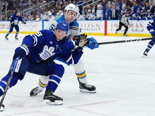 Dalibor Dvorský (St. Louis) v súboji o puk so Stevenom Lorentzom (Toronto).