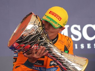 Lando Norris s trofejou po víťazstve na VC Brazílie.