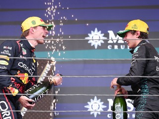 Vľavo Max Verstappen na pódiu po Veľkej cene Brazílie.