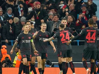 Hráči Leverkusenu oslavujú gól do siete City.