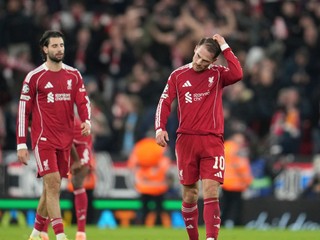 Alexis Mac Allister (vpravo) reaguje po zápase 5. kola ligovej fázy Ligy majstrov vo futbale FC Liverpool - PSV Eindhoven.