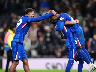 Futbalisti Chelsea oslavujú výhru nad Tottenhamom.