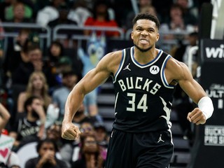 Giannis Antetokounmpo sa teší v zápase s Chicago Bulls.