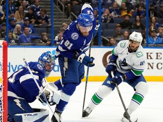 Erik Černák, Evander Kane a Jonas Johansson.