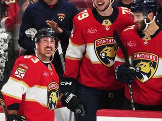 Hráč Floridy Panthers Brad Marchand (63) sa teší zo svojho 1000. bodu v kariére.