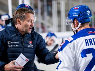 Tréner slovenskej hokejovej reprezentácie Vladimír Országh (vľavo) a útočník Marek Hrivík. 