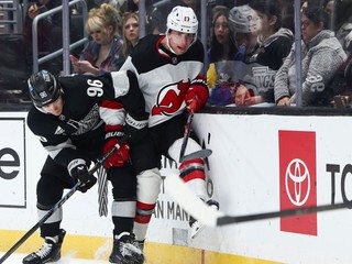 Šimon Nemec (vpravo) z New Jersey Devils a Andrej Kuzmenko (96) z Los Angeles Kings počas zápasu zámorskej NHL Los Angeles Kings - New Jersey Devils.