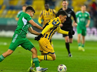 Vpravo hráč tímu FC DAC Damir Redzic a hráč Tatranu Prešov Ioan-Calin Revenco bojujú o loptu v zápase 15. kola Niké ligy FC DAC 1904 Dunajská Streda - FC Tatran Prešov.