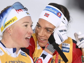 Kristine Stavas Skistadová (vpravo) vyhrala šprint v Ruke vo Svetovom pohári v behu na lyžiach.