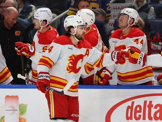 Rasmus Andersson oslavuje gól so spoluhráčmi.