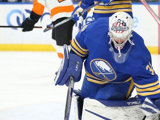 Brankár Michael Houser v drese Buffala Sabres.