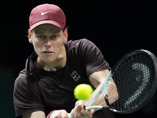 Jannik Sinner počas semifinále na turnaji v Paríži.