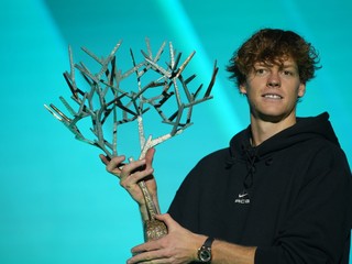 Jannik Sinner drží trofej pre víťaza Paris Masters 1000.