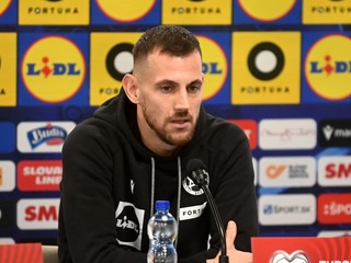Martin Dúbravka počas tlačovej konferencie slovenskej futbalovej reprezentácie pred zápasom kvalifikácie MS 2026 A-skupiny Slovensko - Severné Írsko.
