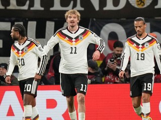 Hráči Nemecka oslavujú gól v sieti Slovenska.