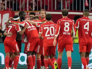 Futbalisti Bayernu Mníchov oslavujú gól.