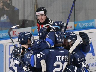 Hráči Popradu sa tešia z úvodného gólu v zápase 19. kola hokejovej Tipsport ligy HK Nitra - HK Poprad.