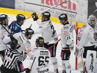 Šarvátka pred bránou Košíc počas zápasu 17. kola hokejovej Tipsport ligy HC Košice – HK Nitra.