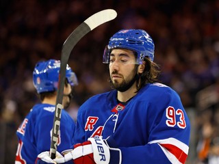 Švédsky útočník Mika Zibanejad (93).