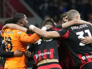 Hráči AC Miláno oslavujú víťazstvo v šlágri nad AS Rím.