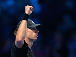 Alex de Minaur oslavuje víťazstvo nad Talyorom Fritzom.