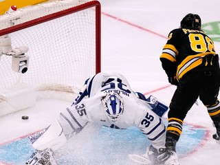 Na snímke brankár Toronta Maple Leafs  Dennis Hildeby, ktoré prekonáva hokejista Bostonu Bruins David Pastrňák a strelia svoj 400. gól v kariére.