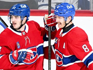 Noah Dobson (53) a Mike Matheson (8) oslavujú gól v zápase NHL