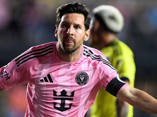 Lionel Messi oslavuje v zápase proti Nashvillu.