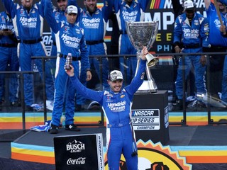 Kyle Larson oslavuje víťazstvo vo finále NASCAR.