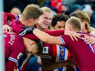 Erling Haaland (uprostred) oslavuje so spoluhráčmi po tom, ako strelil  štvrtý gól v zápase I-skupiny európskej kvalifikácie na MS 2026 Nórsko - Estónsko.