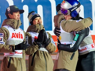 Tím Japonska oslavuje víťazstvo.