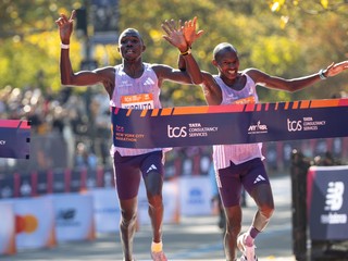 Benson Kipruto a Alexander Mutiso v závere Newyorského maratónu.