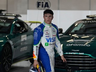 Isack Hadjar (Racing Bulls) z Francúzska prechádza boxovou uličkou počas kvalifikácie na šprint na Veľkej cene Kataru.