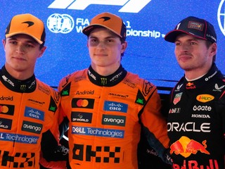 Zľava Lando Norris, Oscar Piastri a Max Verstappen.