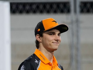 Jazdec McLarenu Oscar Piastri.