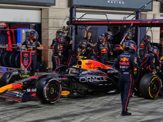Japonský jazdec Júki Cunoda vo farbách tímu Red Bull Racing.