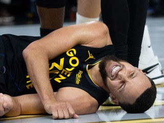 Basketbalista Golden State Warriors Stephen Curry leží na palubovke v zápase zámorskej NBA Golden State Warriors - Houston Rockets.