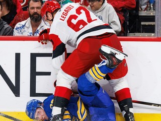 Jack Quinn a Charles Alexis Legault.