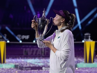 Jelena Rybakinová pózuje s trofejou po jej výhre nad Bieloruskou Arynou Sabalenkovou vo finále Turnaja majsteriek.