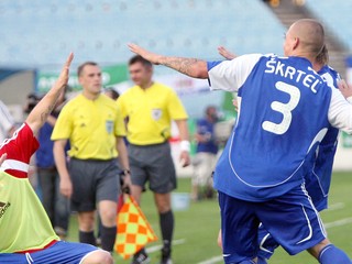 Škrtel oslavuje gól s náhradníkom Filipom Šebom (Vľavo). Slovensko zdolalo Severné Írsko 2:1. 