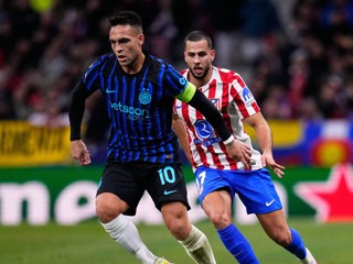 Lautaro Martinez v súboji so slovenským obrancom Dávidom Hanckom.