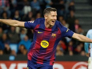 Robert Lewandowski sa teší z gólu.