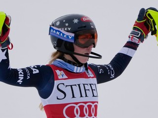 Američanka Mikaela Shiffrinová oslavuje po víťazstve ženského slalomu v Copper Mountain.