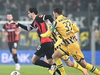 Na snímke vpravo hráč DAC Taras Kačaraba a hráč Trnavy Luka Chorkeli počas zápasu 17. kola futbalovej Niké ligy.