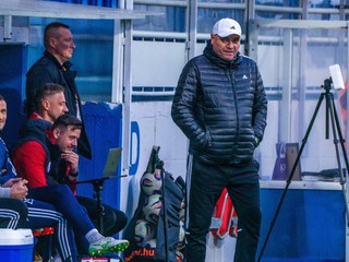 Hlavný tréner Komárna Mikuláš Radványi, na lavičke sú jeho asistenti Kornel Saláta (druhý sprava) a Ján Novota (druhý zľava).