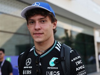 Taliansky pretekár F1 vo farbách Mercedesu Andrea Kimi Antonelli.