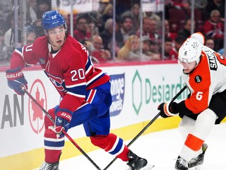 Útočník Montrealu Juraj Slafkovský (20) hrá s pukom a obranca Philadelphie Travis Sanheim (6).